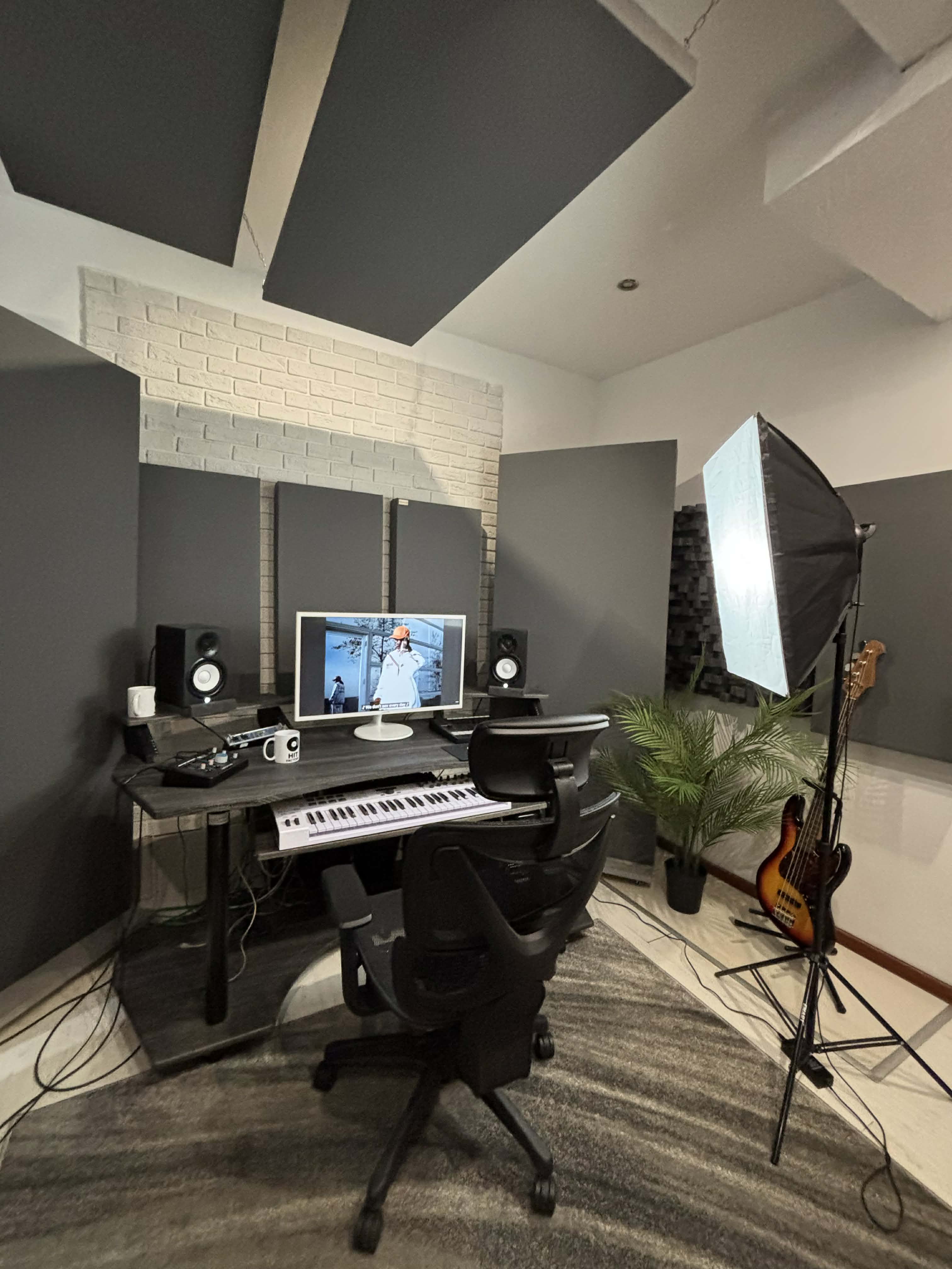 Realizacja BLL Acoustics w Krakowie - panele Core przy stanowisku odsłuchowym